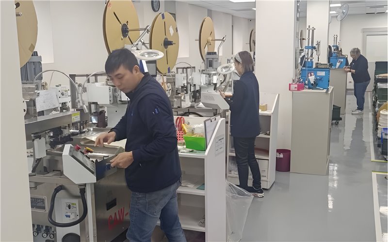 自動裁線壓著機